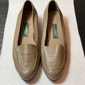 Easy Spirit Women's Brown Loafers NWOT.